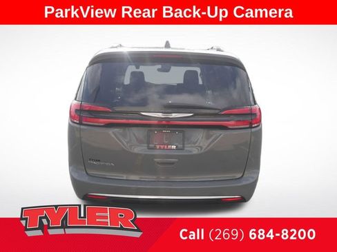 Used 2022 Chrysler Pacifica Touring-L FWD image 7