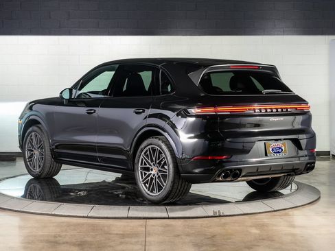 Used 2025 Porsche Cayenne AWD/4WD image 3