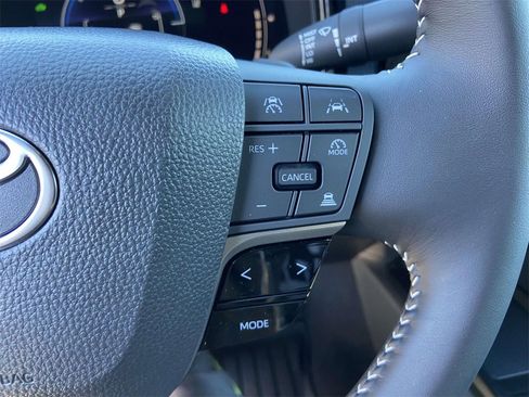 Used 2025 Toyota Camry SE image 32