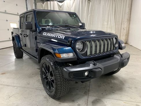 Used 2025 Jeep Gladiator Sport AWD/4WD image 2