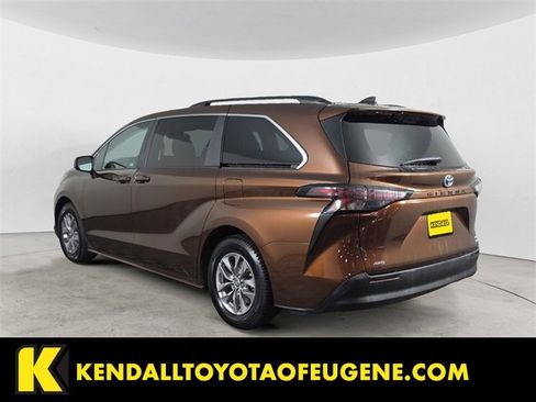 Used 2023 Toyota Sienna LE image 3