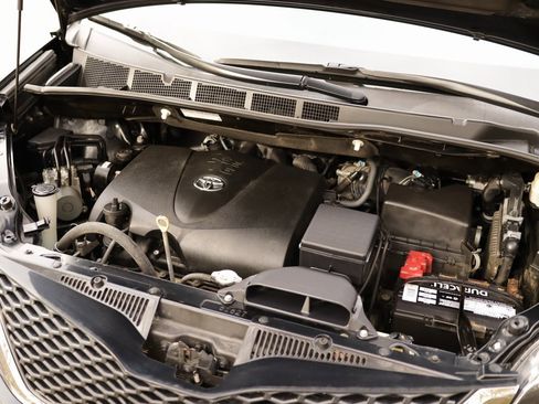 Used 2017 Toyota Sienna SE image 39
