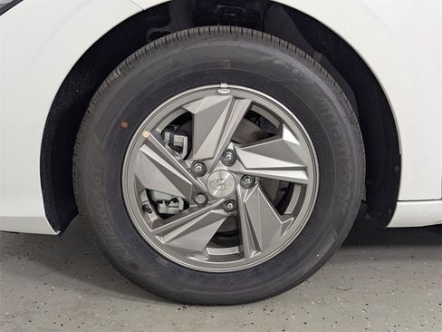 New 2025 Hyundai Elantra SE image 9