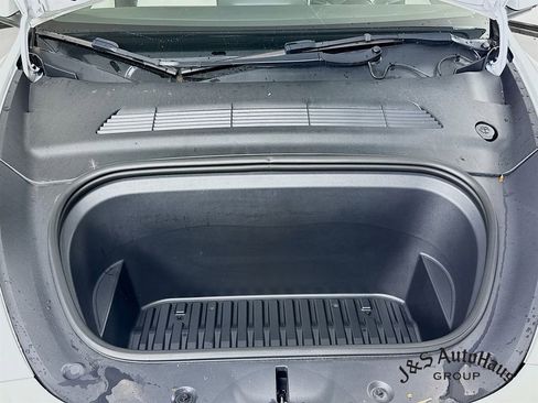 Used 2022 Tesla Model Y Long Range image 34