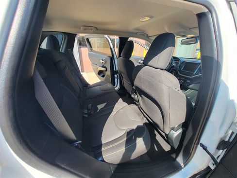 Used 2017 Jeep Cherokee Latitude FWD image 13