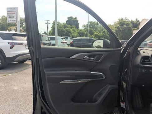 Used 2026 Chevrolet Traverse LT FWD image 11