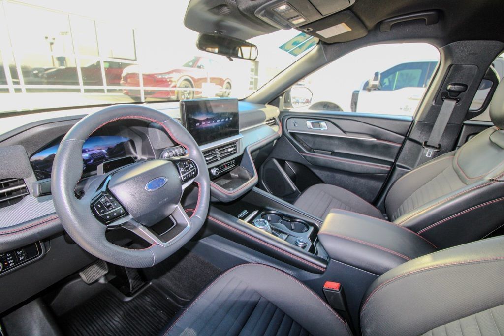 Used 2025 Ford Explorer ST-Line w/ ST-Line Street Pack AWD/4WD image 17