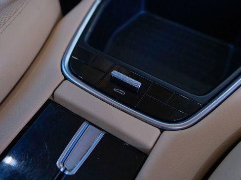 Used 2017 Porsche Panamera image 34