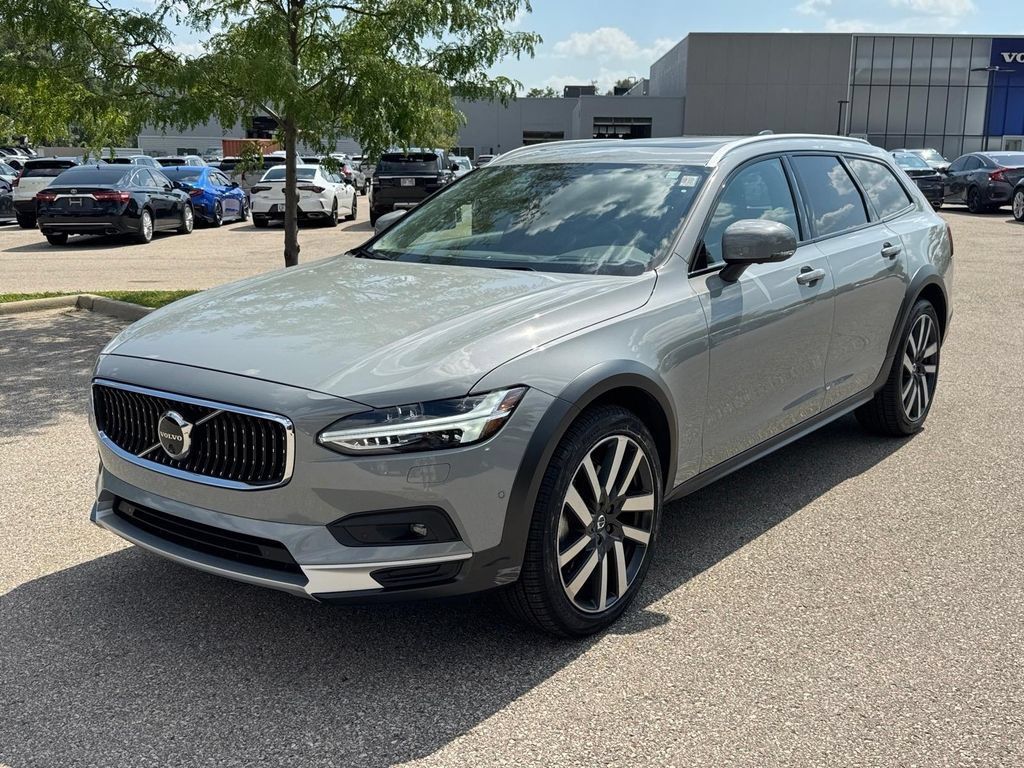 Certified 2025 Volvo V90 B6 Cross Country Ultra AWD/4WD image 1