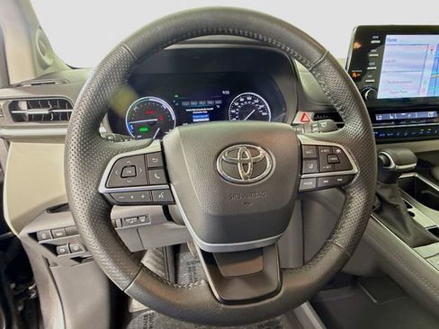 Certified 2024 Toyota Sienna Limited image 11