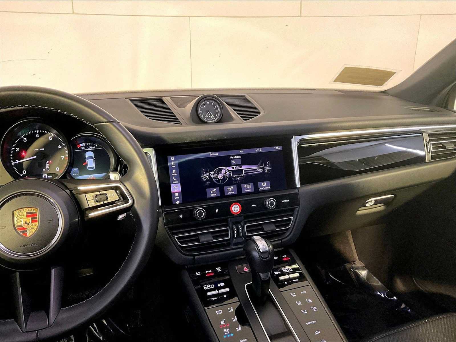 Used 2023 Porsche Macan AWD/4WD image 16