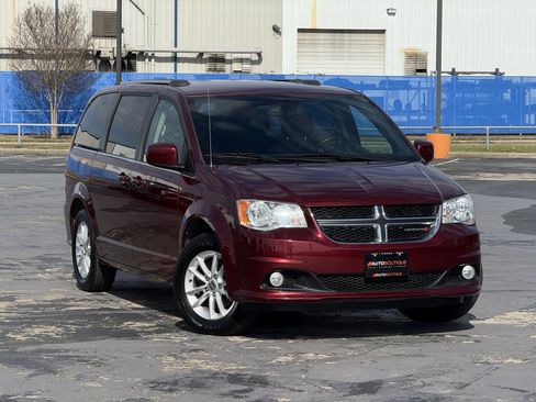 Used 2020 Dodge Grand Caravan SXT image 3