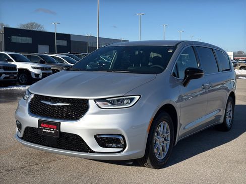 New 2026 Chrysler Pacifica Select FWD image 2