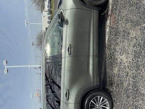 Used 2017 Toyota Highlander XLE image 2