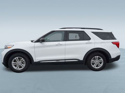 Used 2023 Ford Explorer XLT w/ Equipment Group 202A image 4