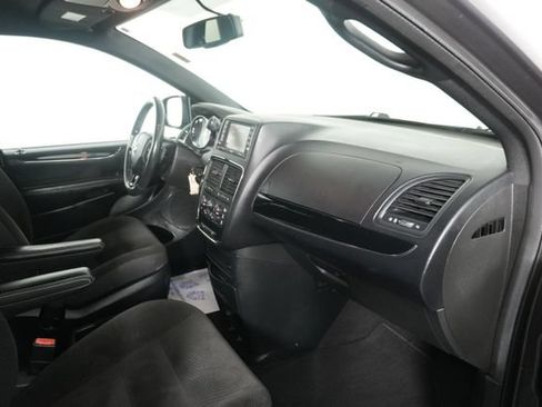 Used 2018 Dodge Grand Caravan SE FWD image 18