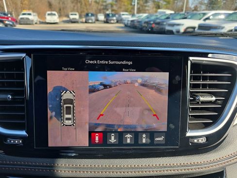 New 2026 Chrysler Pacifica Pinnacle image 18