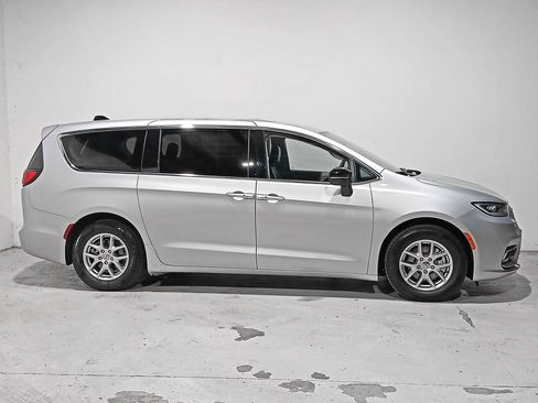 Used 2024 Chrysler Pacifica Touring-L FWD image 7