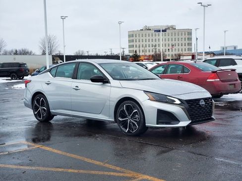 Used 2024 Nissan Altima 2.5 SR image 2