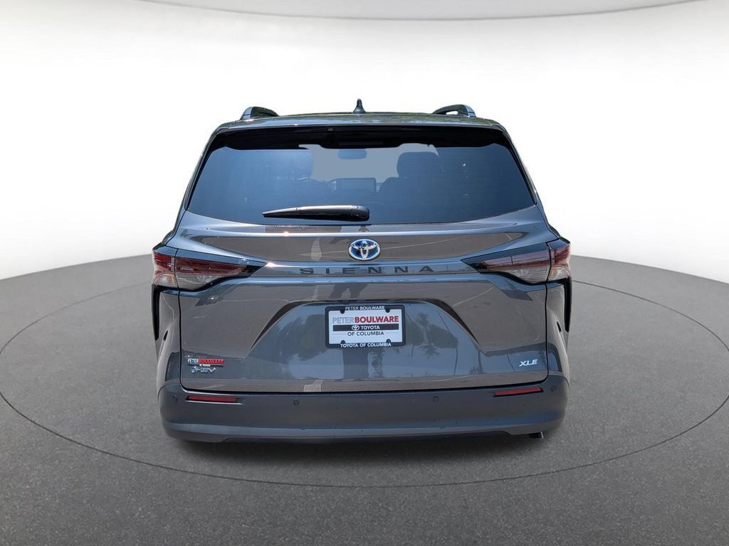 Used 2025 Toyota Sienna XLE w/ XLE Plus Package FWD image 5