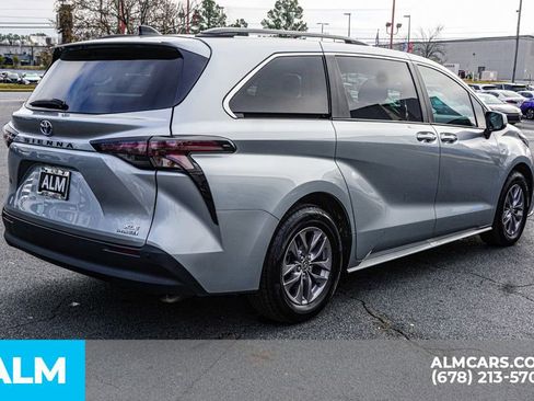 Used 2024 Toyota Sienna XLE image 6