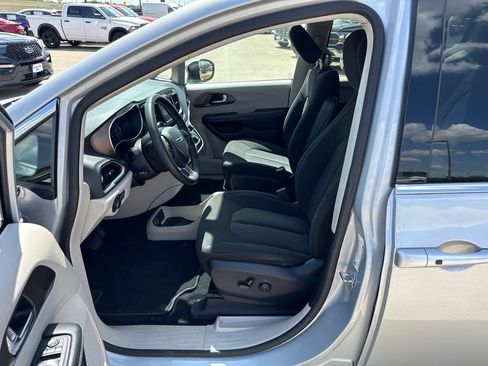 Used 2022 Chrysler Voyager LX FWD image 19