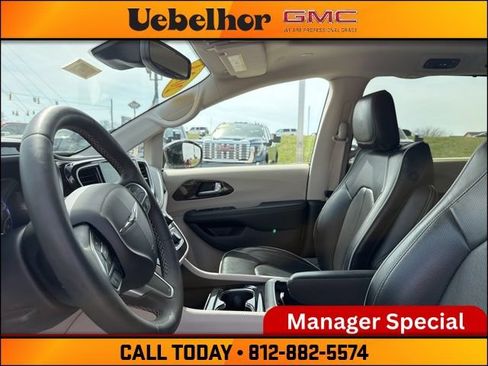 Used 2024 Chrysler Pacifica Limited FWD image 25