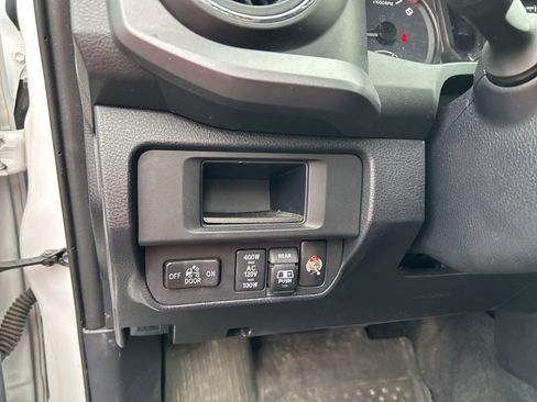 Used 2017 Toyota Tacoma TRD Sport AWD/4WD image 24