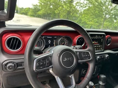 Used 2023 Jeep Wrangler Unlimited Rubicon w/ Cold Weather Group AWD/4WD image 9