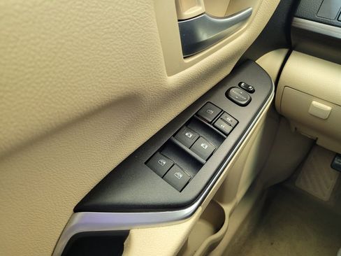 Used 2015 Toyota Camry LE image 27