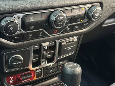 Used 2025 Jeep Gladiator Sport AWD/4WD image 17