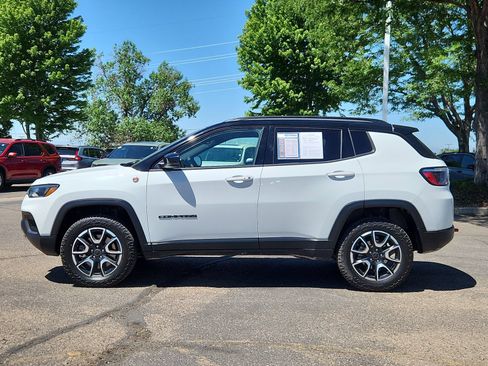 Used 2025 Jeep Compass Trailhawk AWD/4WD image 2