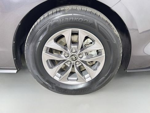 Used 2025 Toyota Sienna XLE FWD image 29