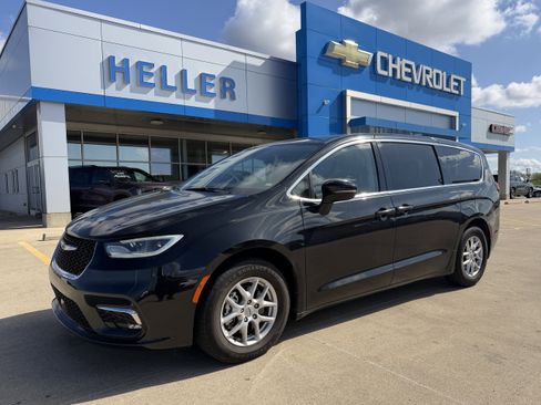 Used 2023 Chrysler Pacifica Touring-L FWD image 3