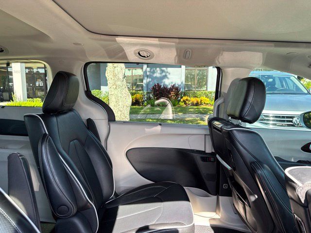 Used 2022 Chrysler Pacifica Limited w/ Uconnect Theater Family Group FWD image 13