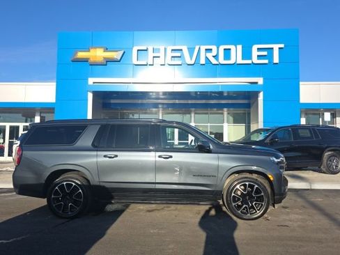 Used 2021 Chevrolet Suburban RST image 3