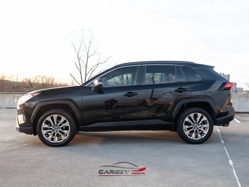 Used 2019 Toyota RAV4 XLE Premium image 4