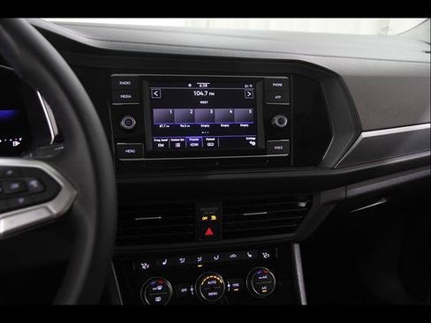 Certified 2024 Volkswagen Jetta SE w/ Panoramic Sunroof Package FWD image 9