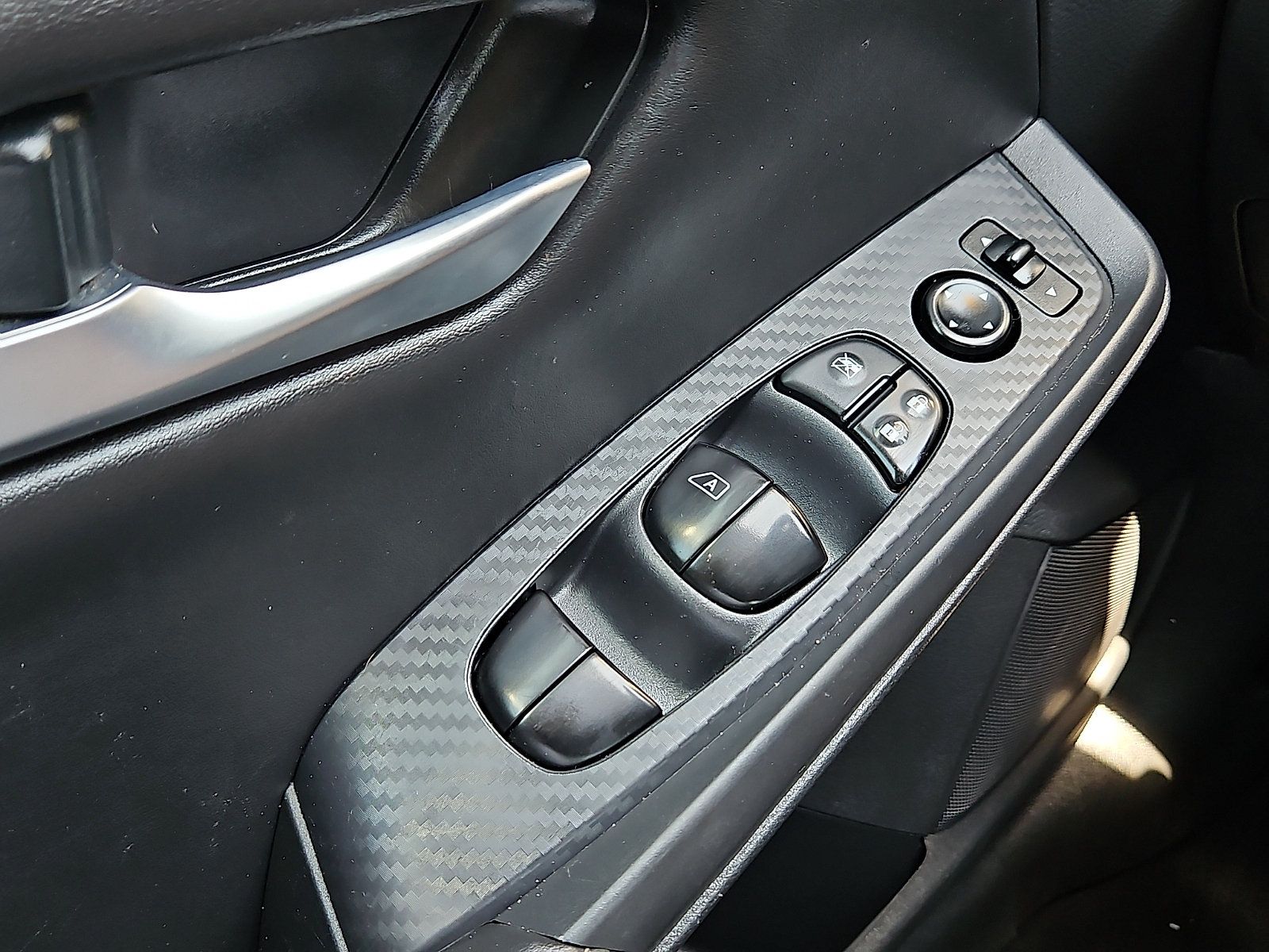 Used 2025 Nissan Sentra SV FWD image 12