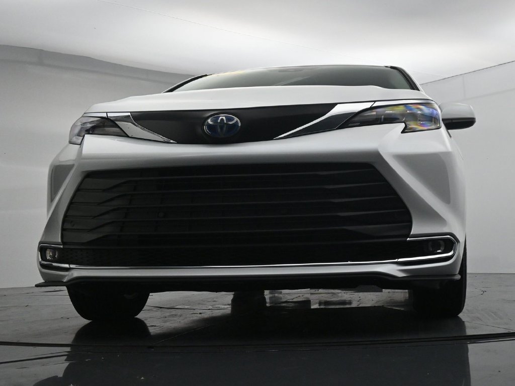 Used 2024 Toyota Sienna XLE FWD image 33