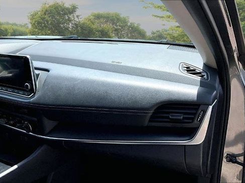 Used 2024 Nissan Rogue S AWD/4WD image 16