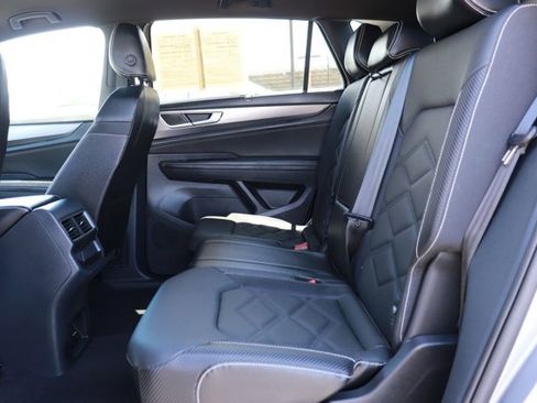Used 2025 Volkswagen Atlas Cross Sport SE FWD image 11
