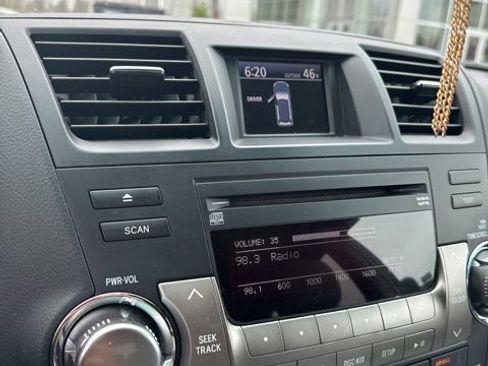 Used 2012 Toyota Highlander 4WD w/ Tech Pkg image 6