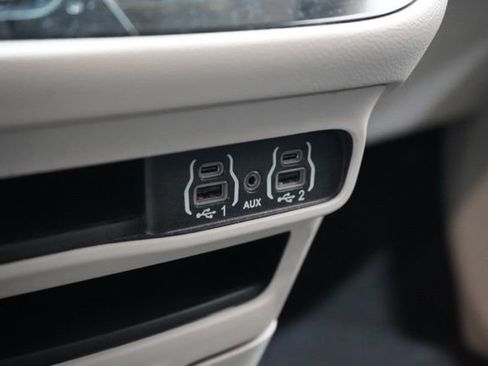 Used 2023 Chrysler Pacifica Touring-L image 28