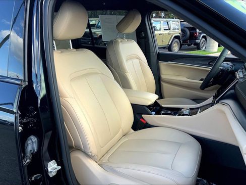 Certified 2023 Jeep Grand Cherokee Limited AWD/4WD image 7