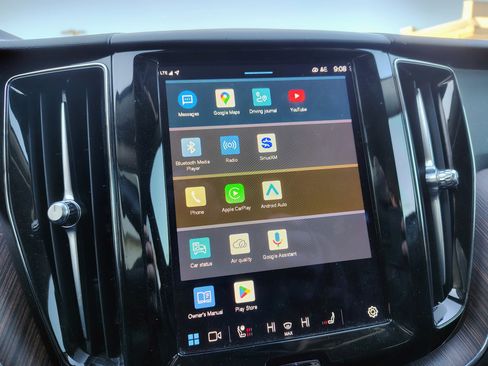 Used 2023 Volvo XC60 B5 Plus w/ Climate Package image 3