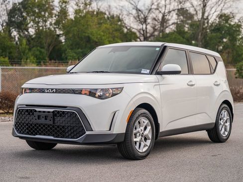 Used 2023 Kia Soul LX w/ LX Technology Package image 3