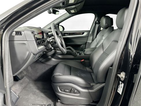 Certified 2025 Porsche Cayenne Coupe image 5