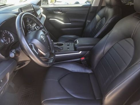 Used 2024 Toyota Highlander XLE FWD image 18