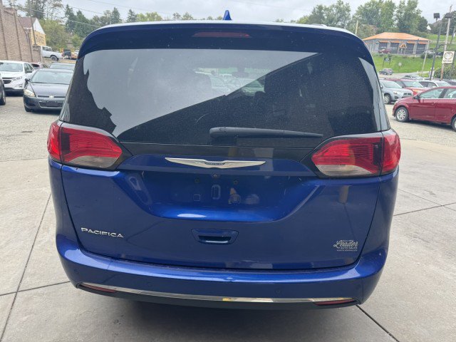 Used 2020 Chrysler Pacifica Touring-L Plus FWD image 4